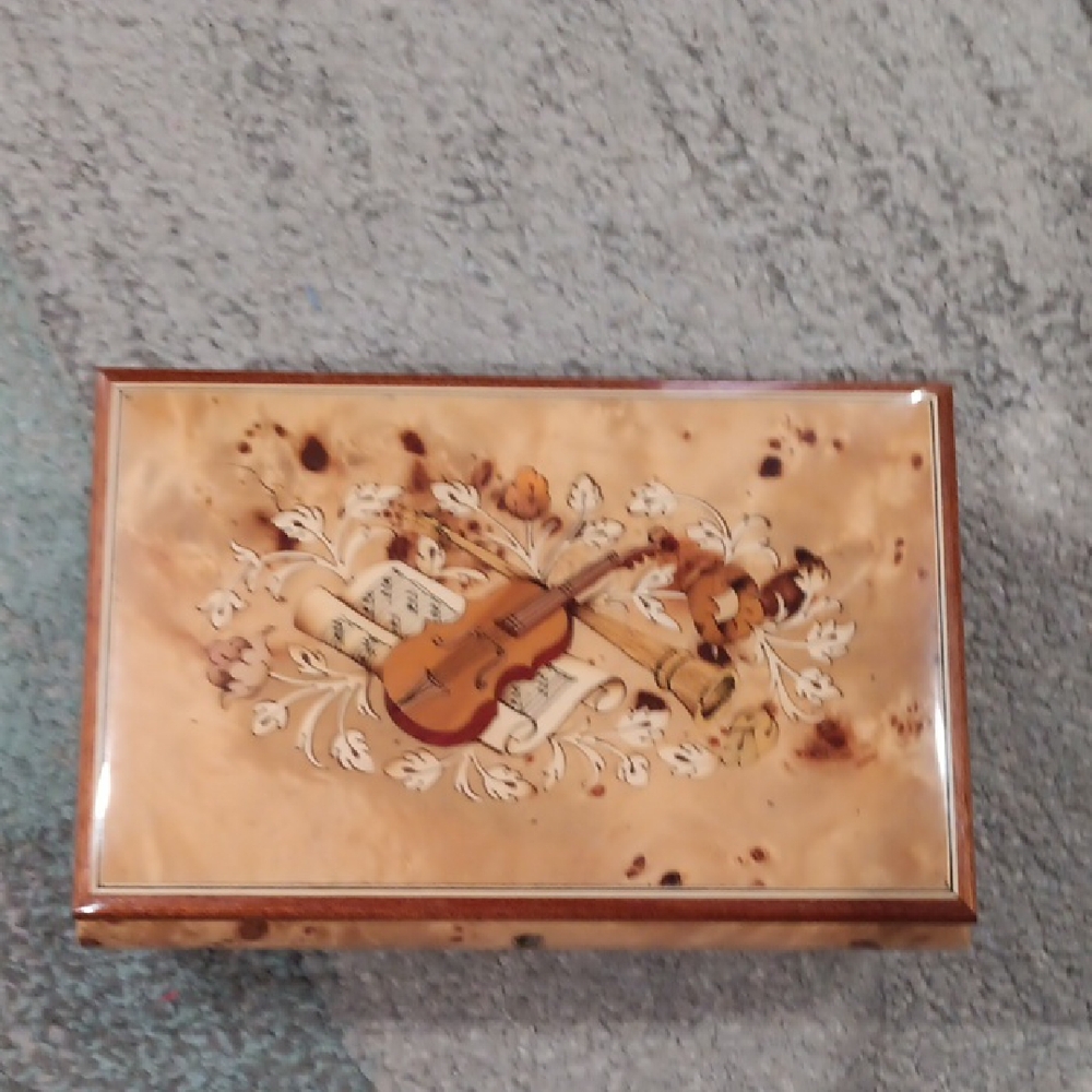 Vintage Music Box with Violin Design